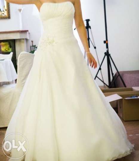 Przepiękna suknia ślubna z trenem marki Lisa Ferrera