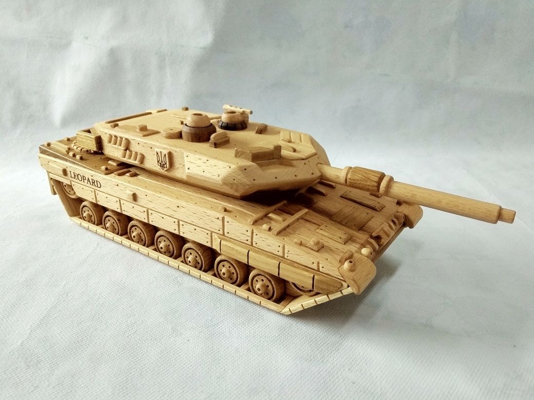 Сувенір  з дерева танк  ,,Leopard''