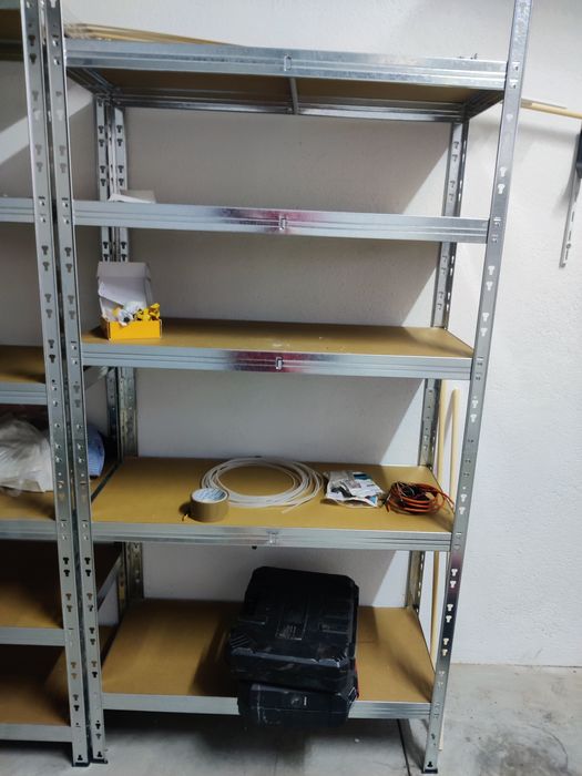 Estante metálica com prateleiras