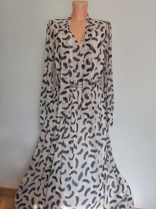 Elegancka sukienka z cienkiej tkaniny na podszewce