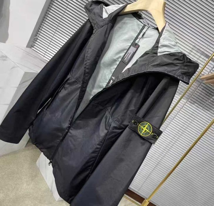 Kurtka z kapturem Stone Island – stylowa ochrona na co dzień /L