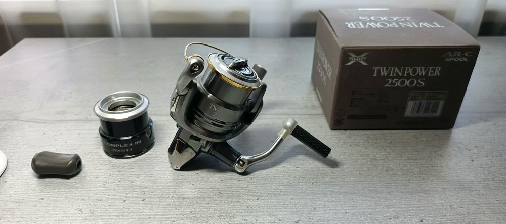 Shimano Twin Power 2500s + запасна шпуля
