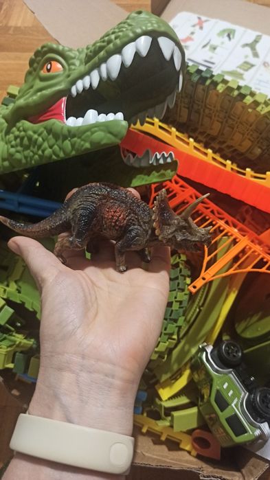 Mega Race Track, Zabawka samochodowa z motywem dinozaurów
