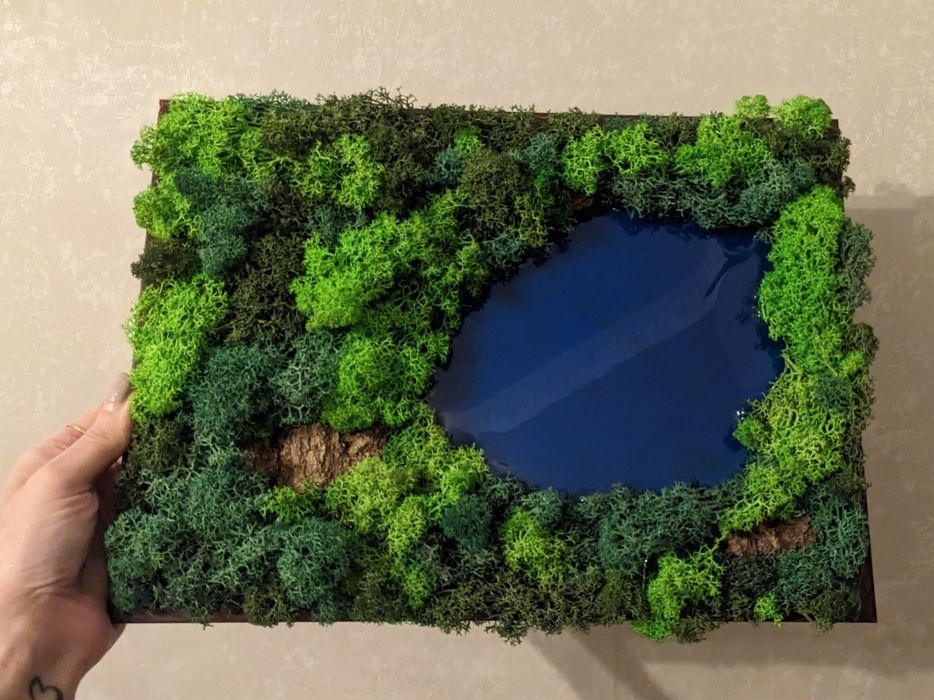 Картина из мха и эпоксидной смолы