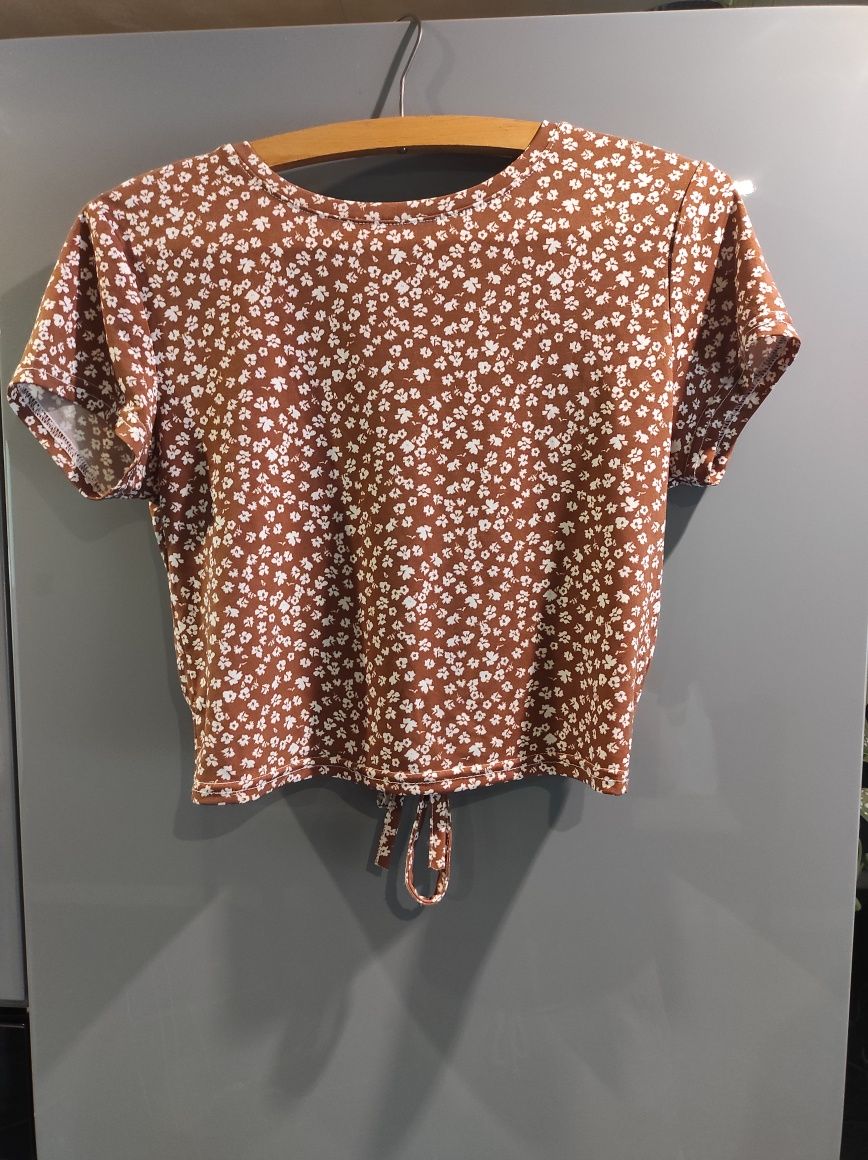 Crop top z wycięciem