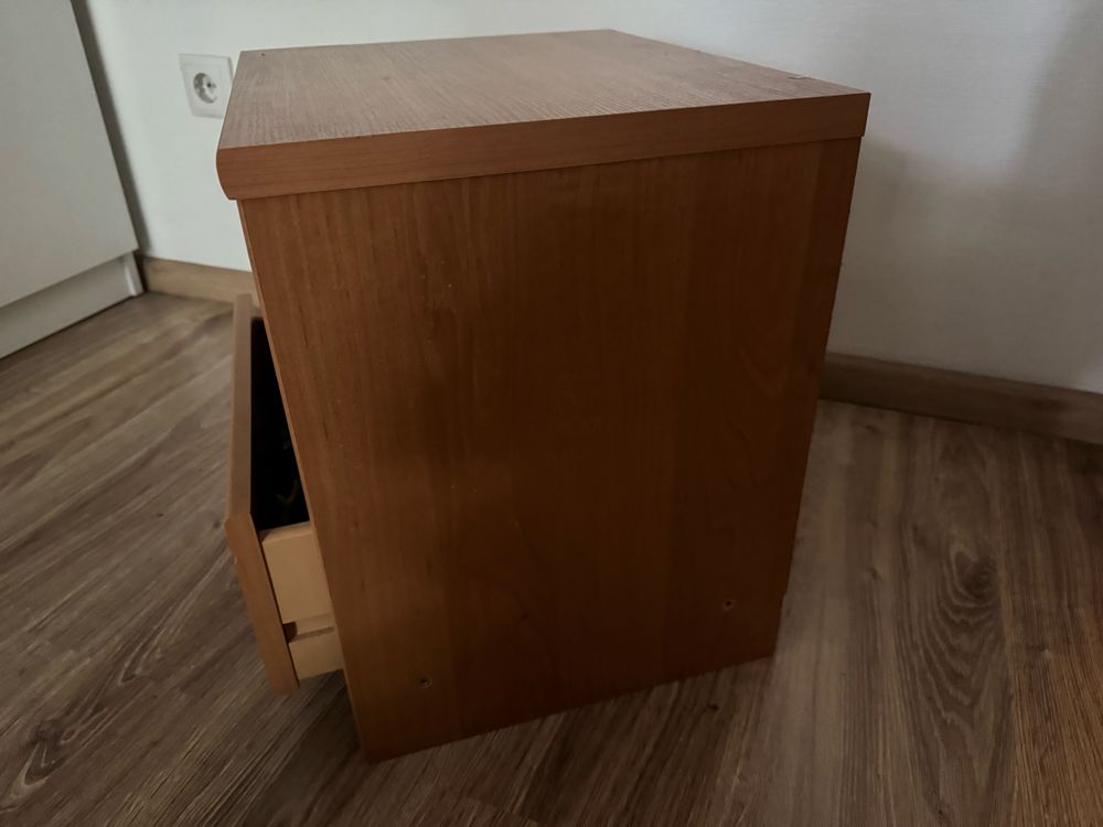 Продам приліжкову тумбу