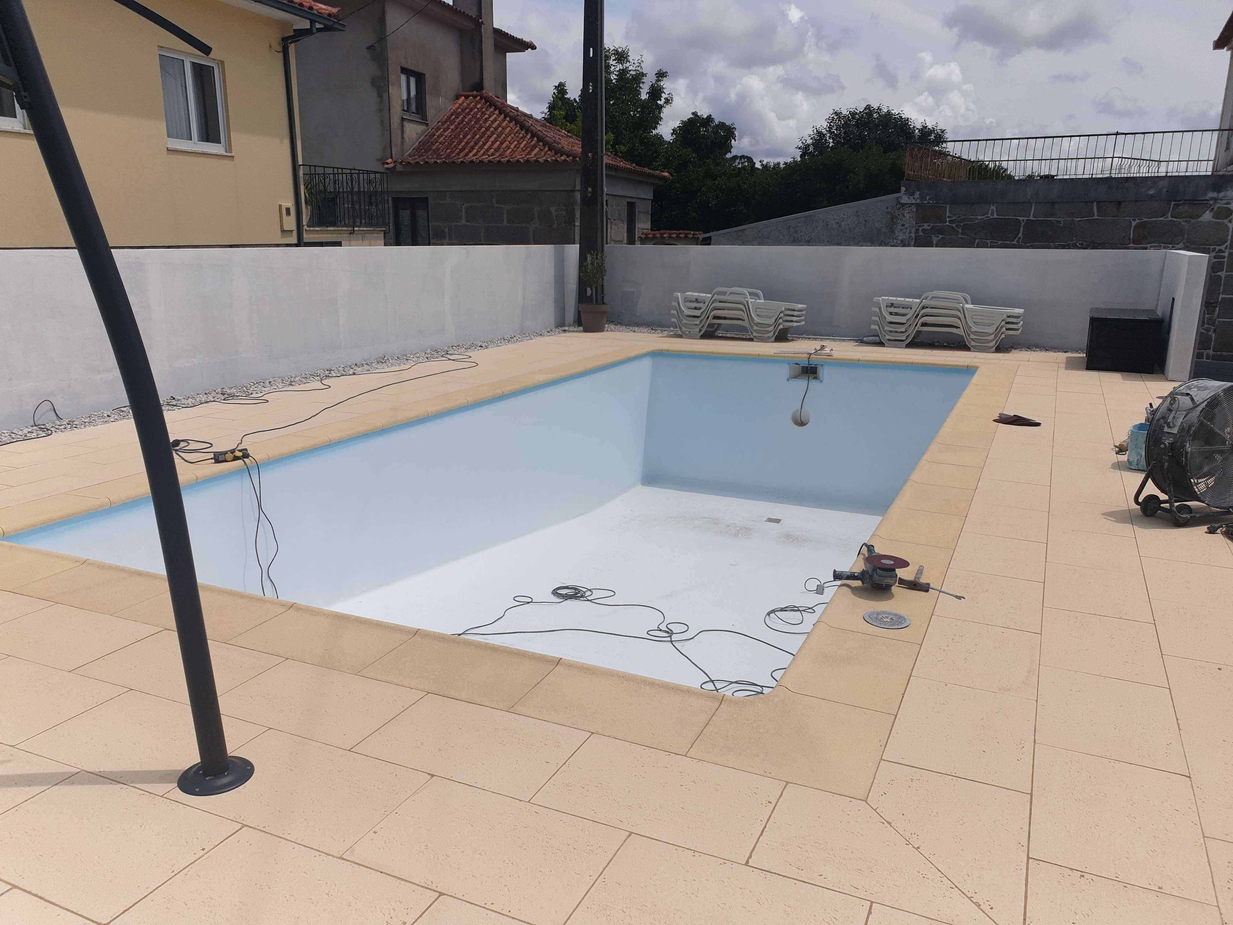 Construção Piscinas em Betão e acabamento em Fibra vidro