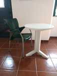 Mesa branca de plástico e cadeira verde  de plástico