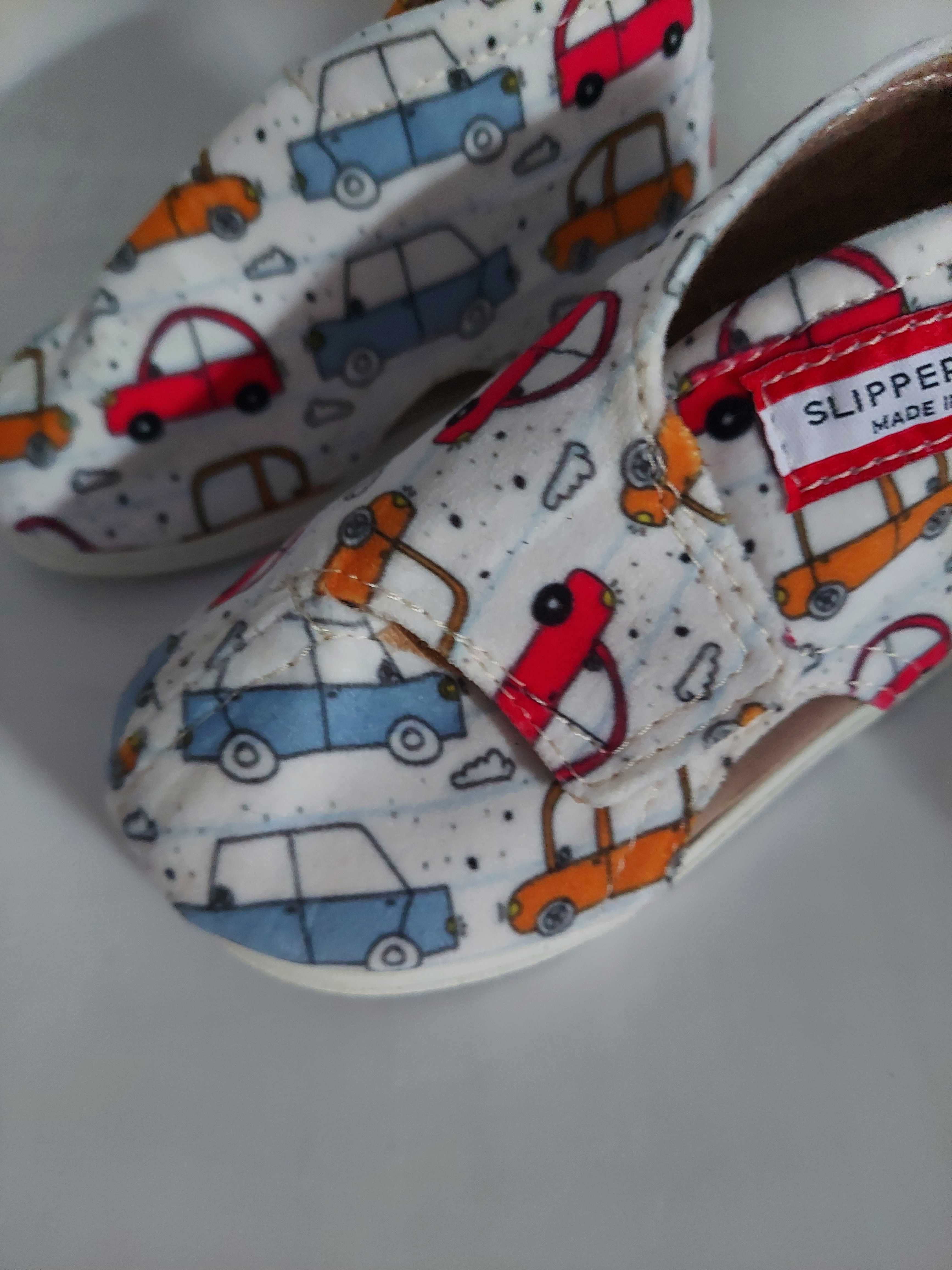 Kapcie dla dzieci Slippers Family Cars rozmiar 20 oraz 23