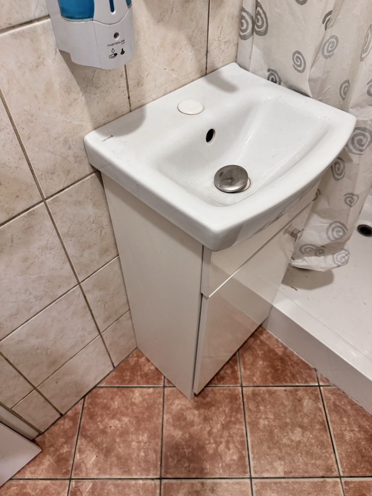 umywalka marki Cersanit , koło
