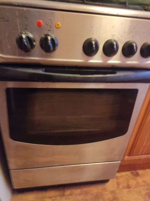 Kuchenka gazowa z elektrycznym piekarnikiem