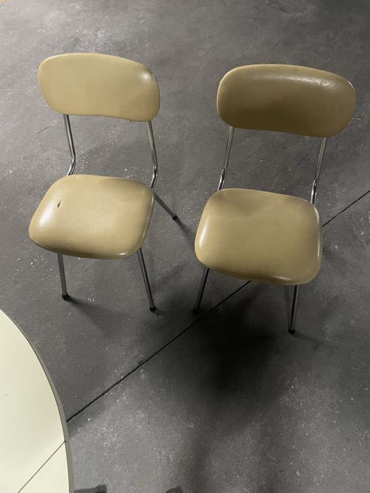 Mesa Redonda + 2 cadeiras de oferta
