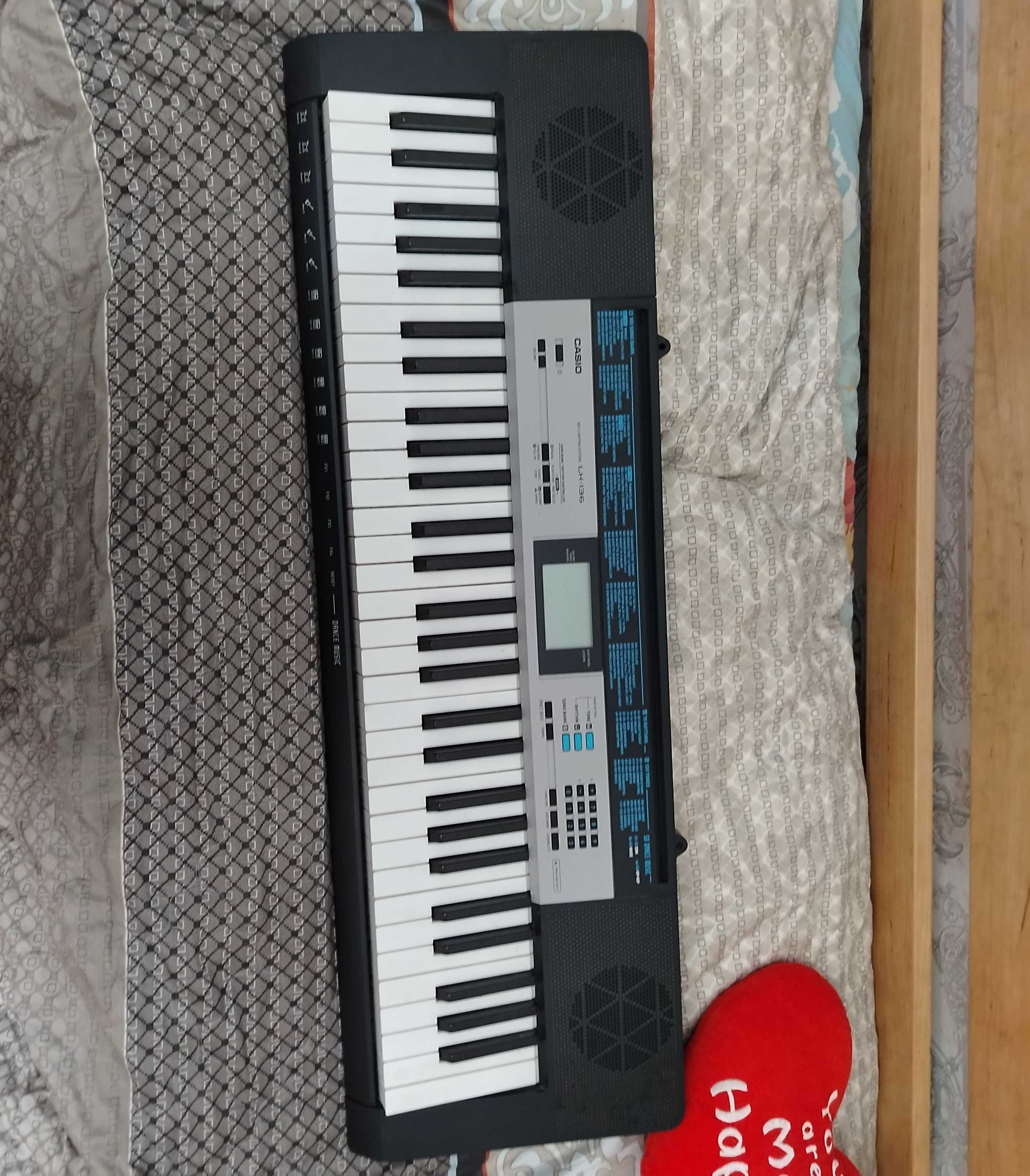 Синтезатор Casio LK-136 з адаптером та підсвіткою — готовий до гри!