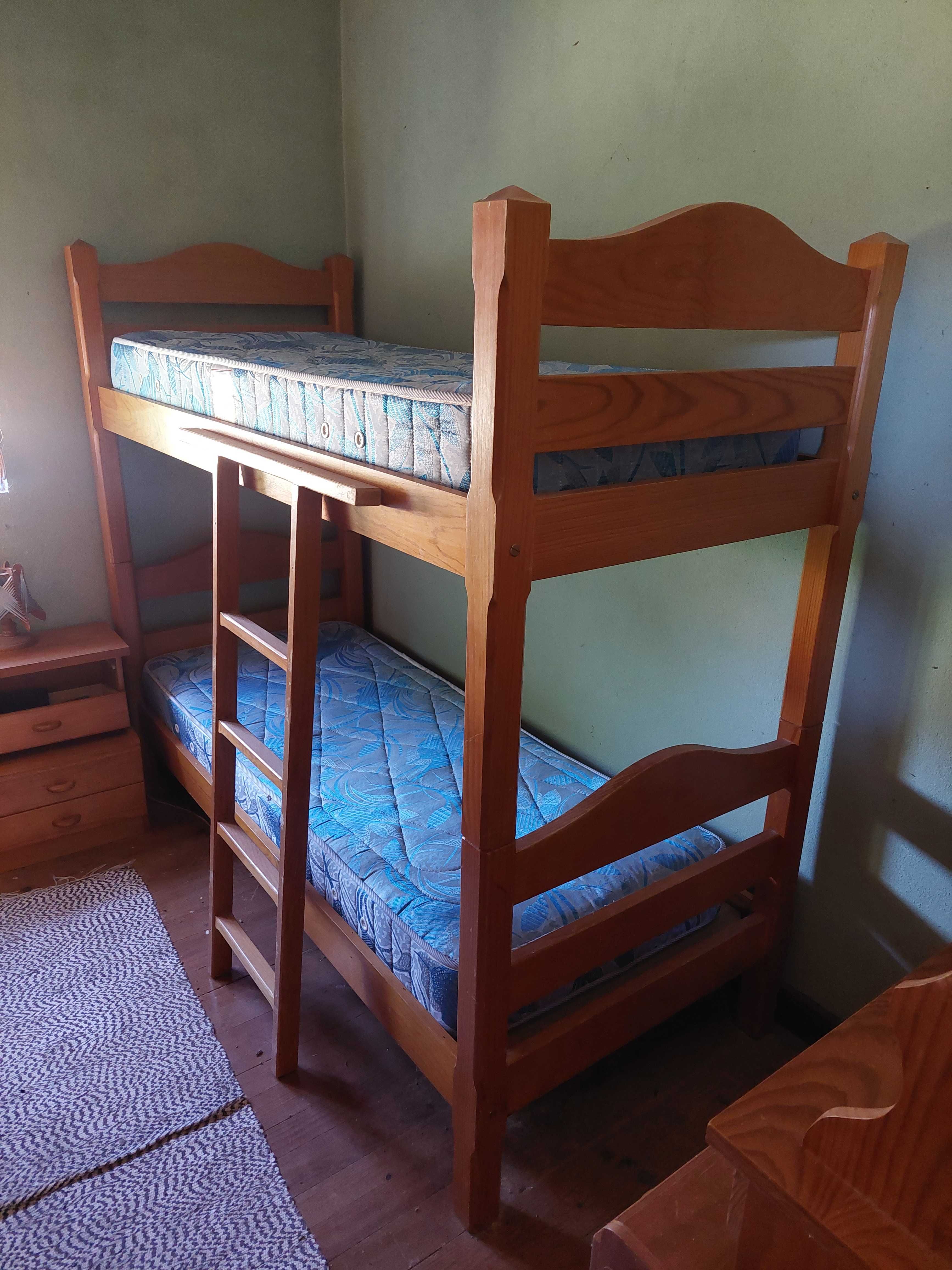 Mobília de quarto em pinho