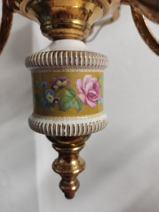 Elegante candeeiro com vidro e porcelana