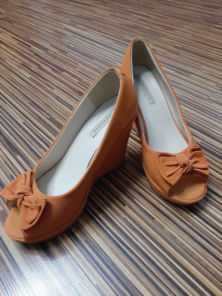 Buty na koturnie pomarańczowe 37