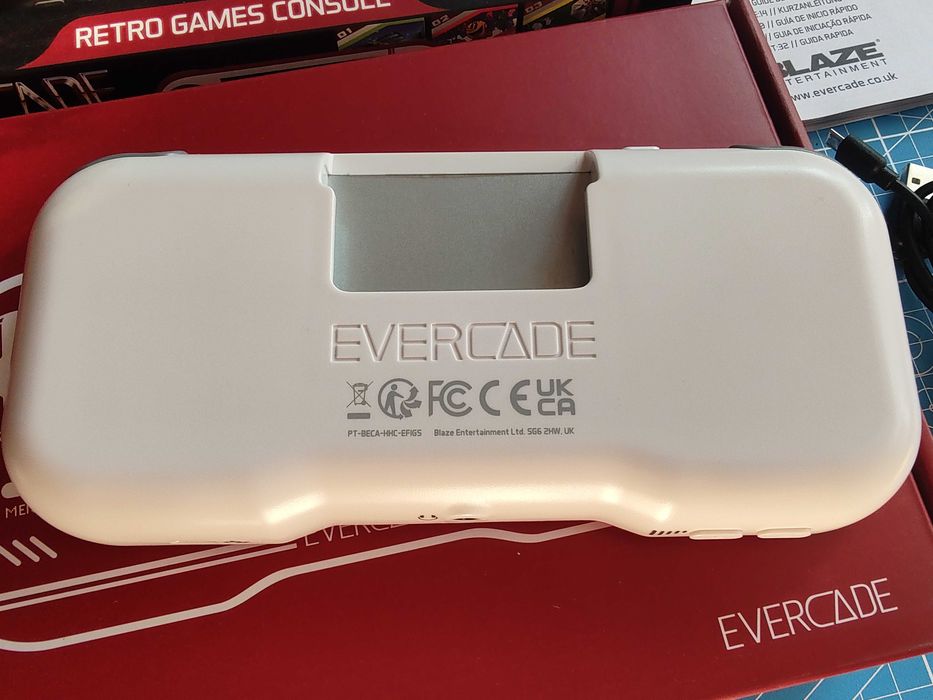 Konsola Evercade Handheld HDMI jak nowa+The C64 Collection 1 + etui