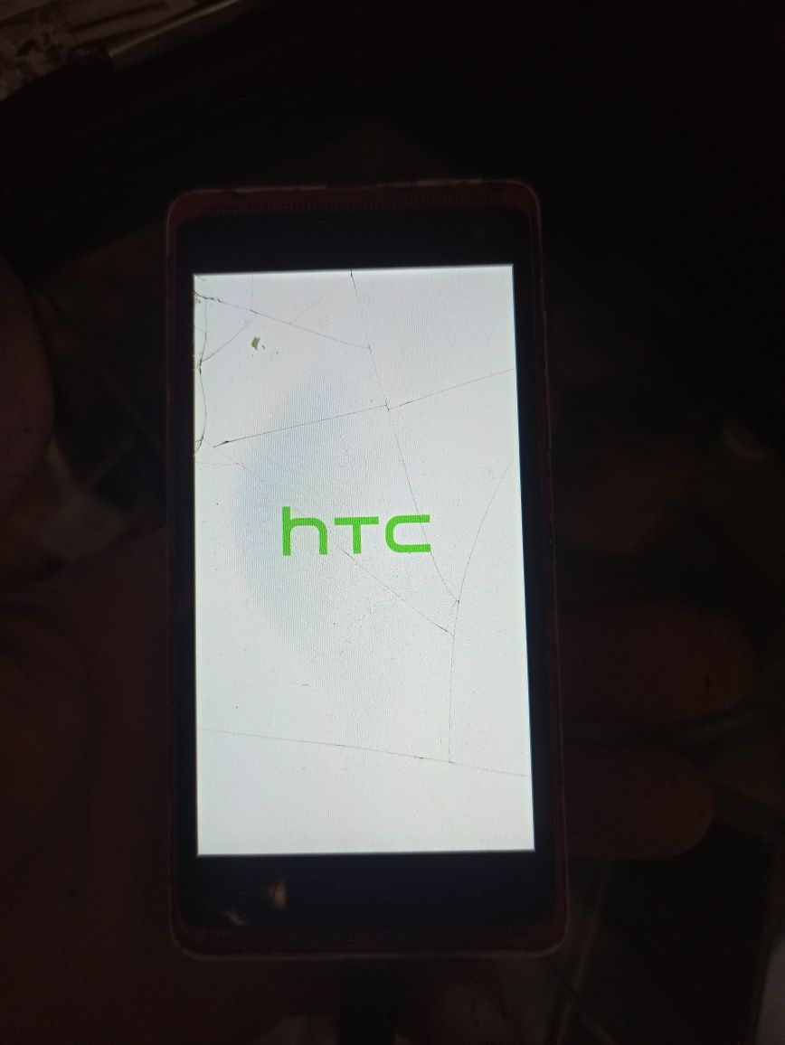 Продам смартфон HTC робочий, акаммулятор слабий