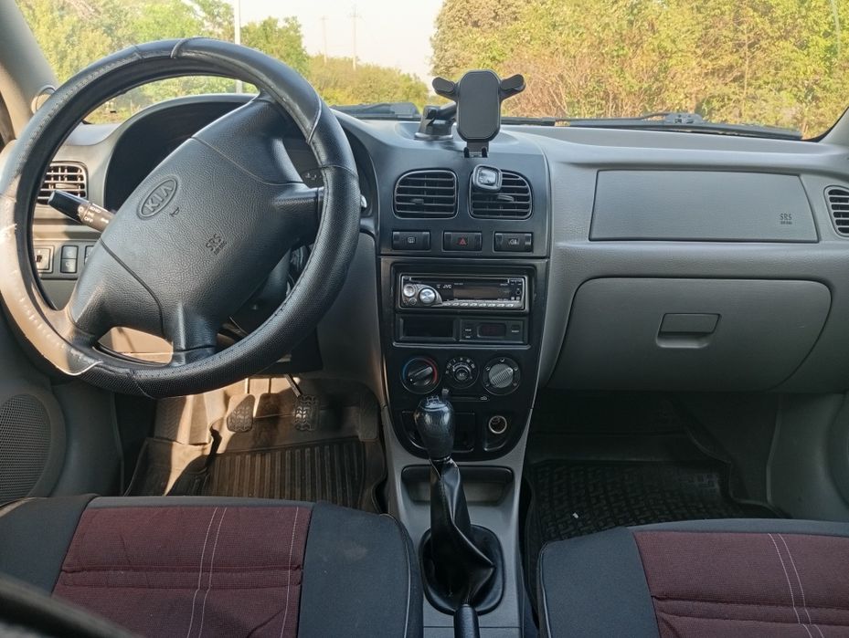 Продам економне авто Kia Rio 1.3 бензин 2000 року
