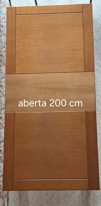 Mesa de jantar em madeira