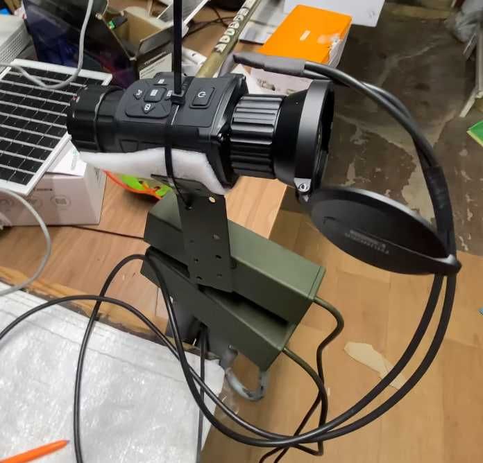 Поворотний механізм для тепловізора або камери