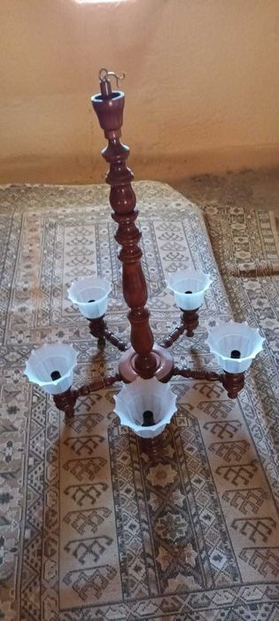 Candeeiro de teto em madeira