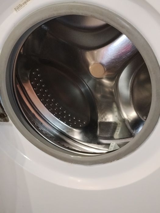 Пральна вузенька  машина  на 6 кг в  ідеальному стані