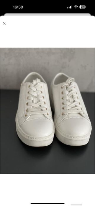 Білі кроссівки жіночі