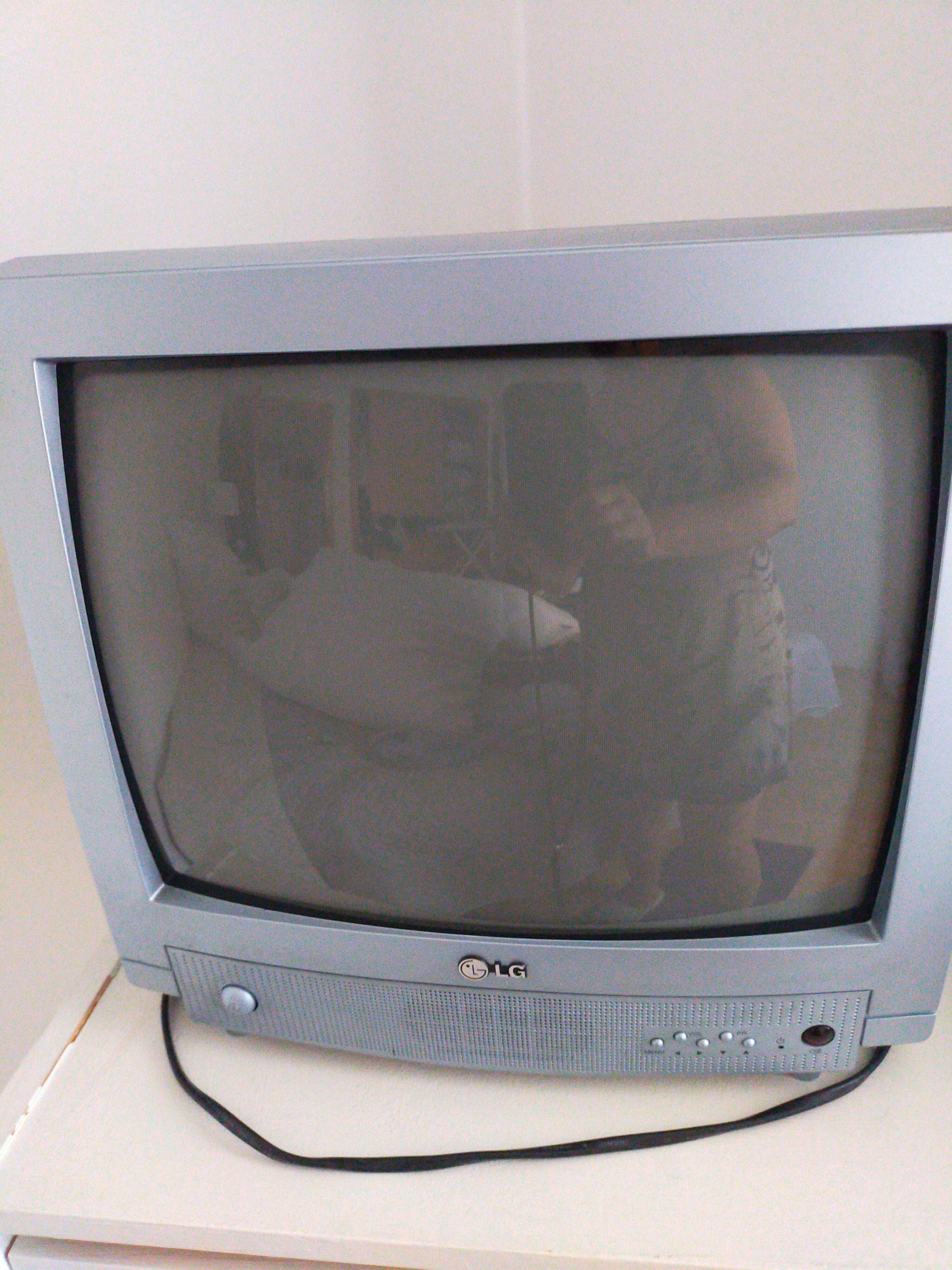 TV, pequeno, boa imagem, com  comando.