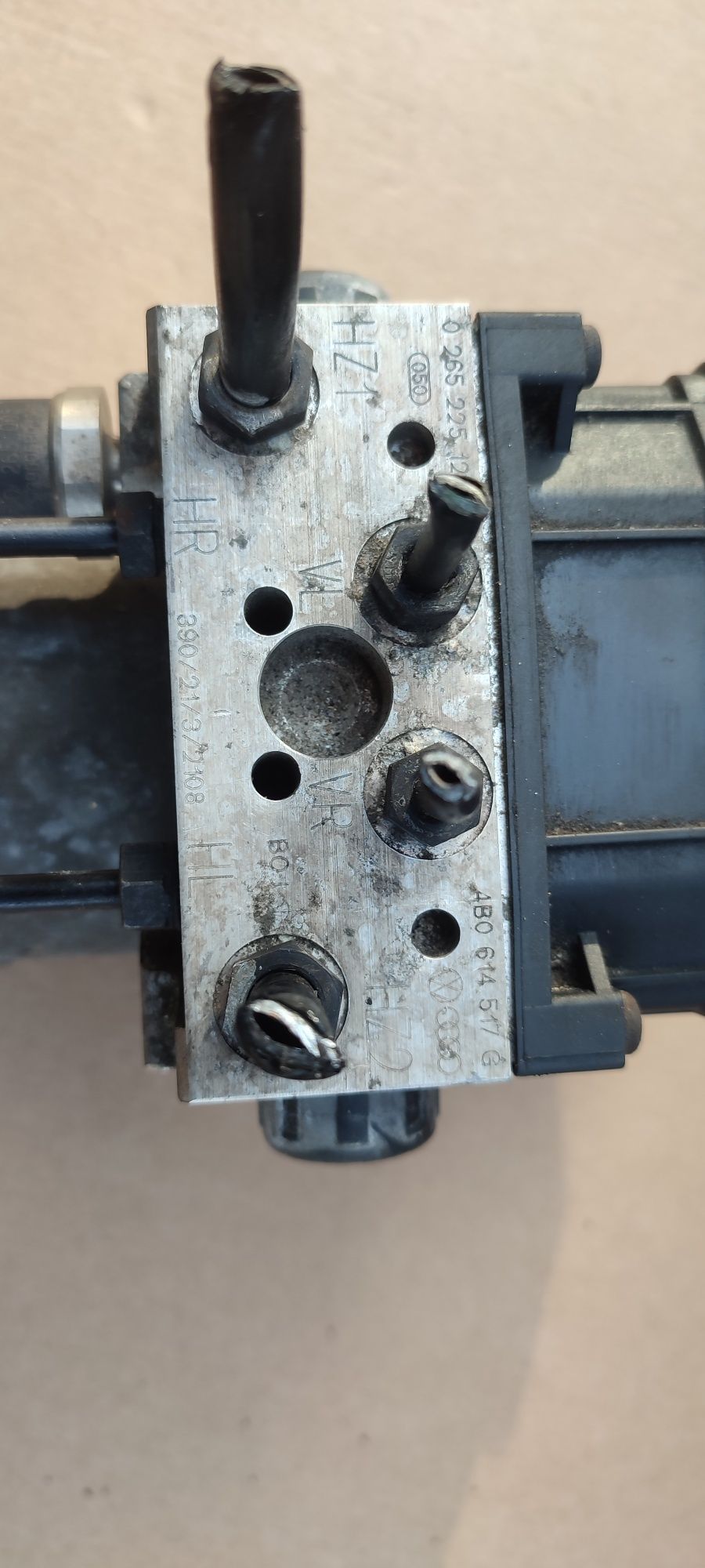 Audi A6 C5 lift pompa ABS sterownik pompy końcówka G