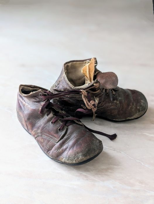 Przedwojenne buciki dziecięce z historią antyk