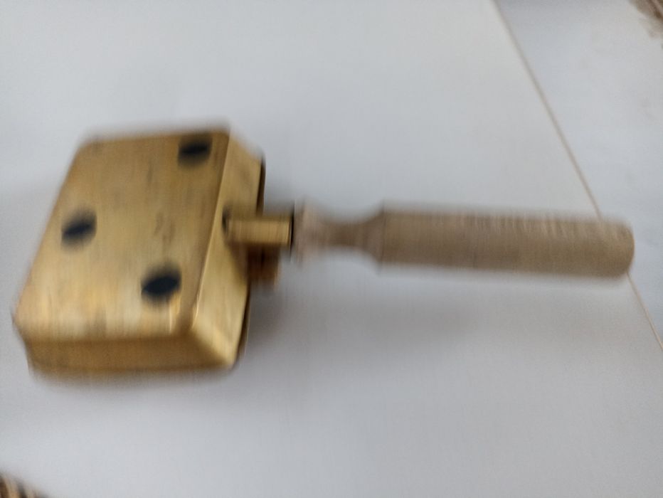 Popielniczka mosiężna z drewnianą rączką - antyk