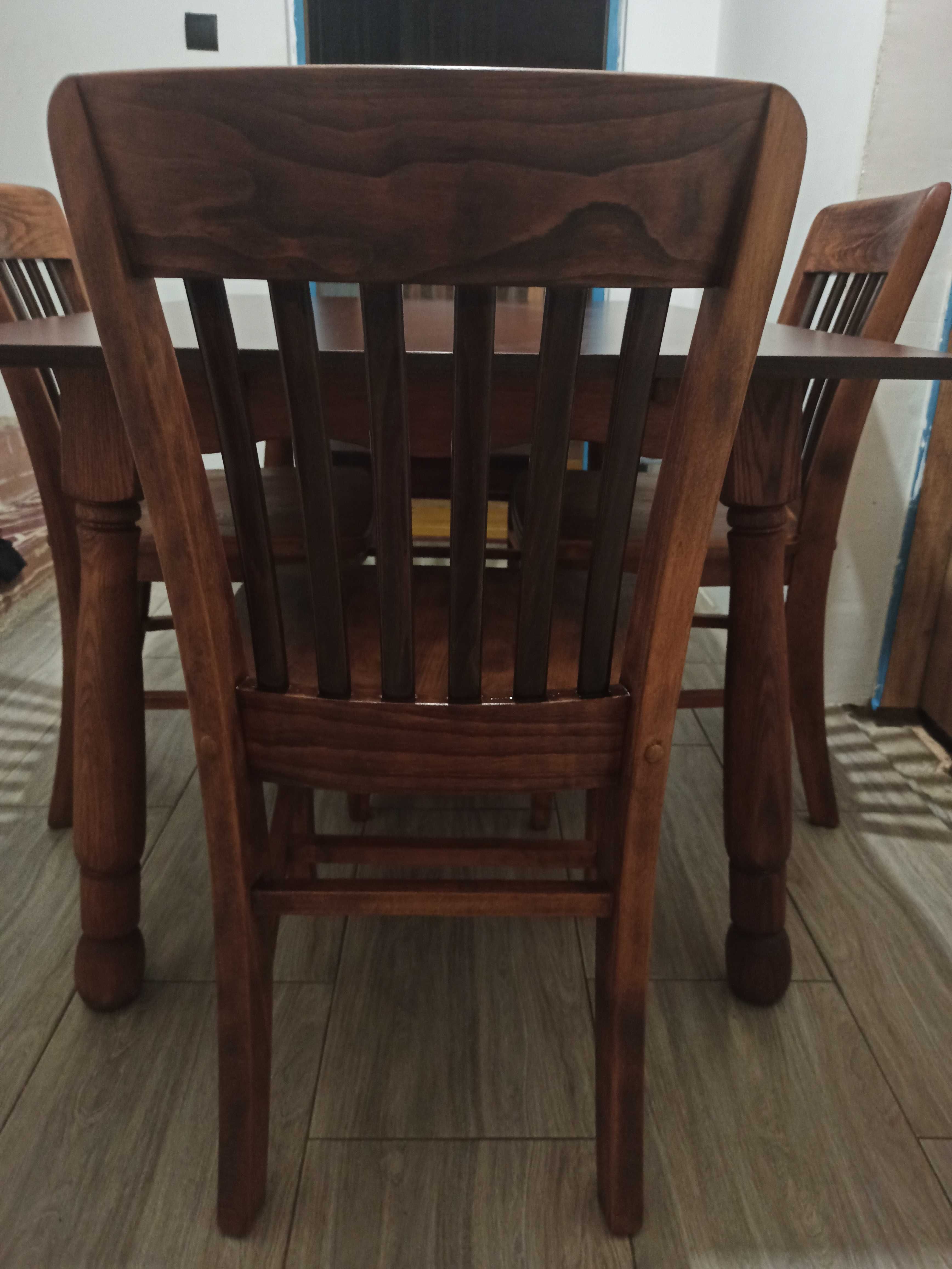 Sprzedam stół z drewnianymi krzesłami.