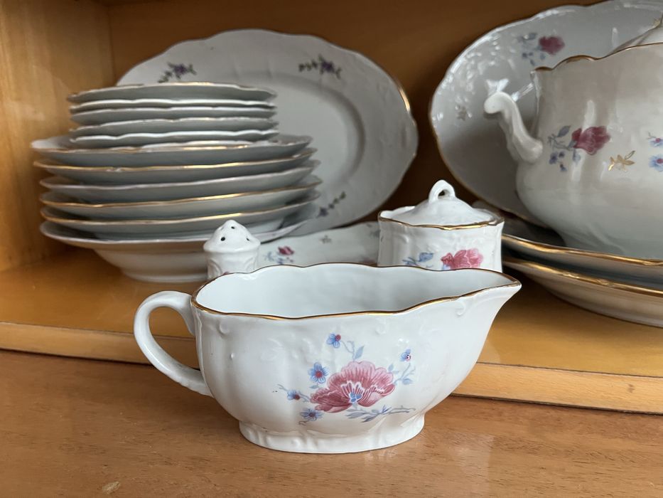 Продаю сервиз столовый на 6 персон
