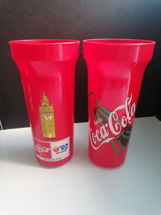 2 copos em plástico com publicidade da Coca-Cola.

. Expo 92 Sevilha
.