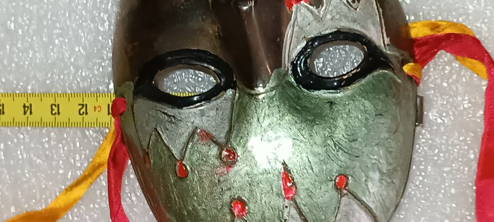 Antiga máscara italiana em cloisonné