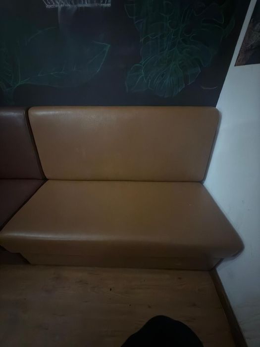 Sofás e pufes castanhos