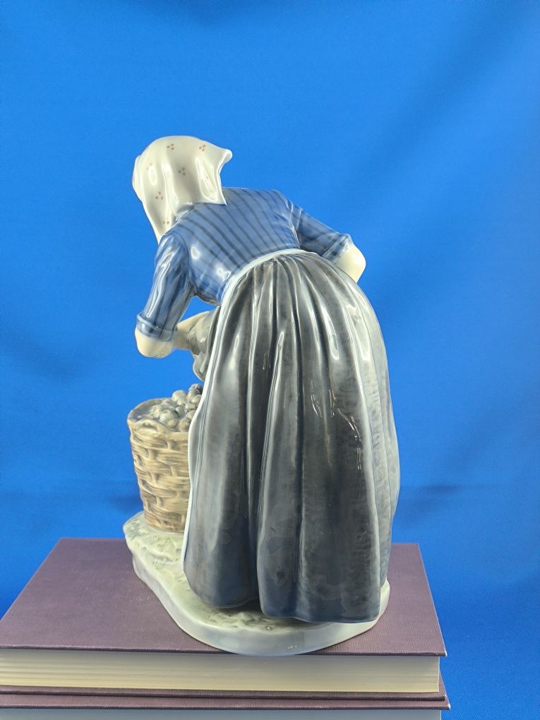 Kobieta z koszem ziemniaków Royal Copenhagen #porcelana #ozdoba