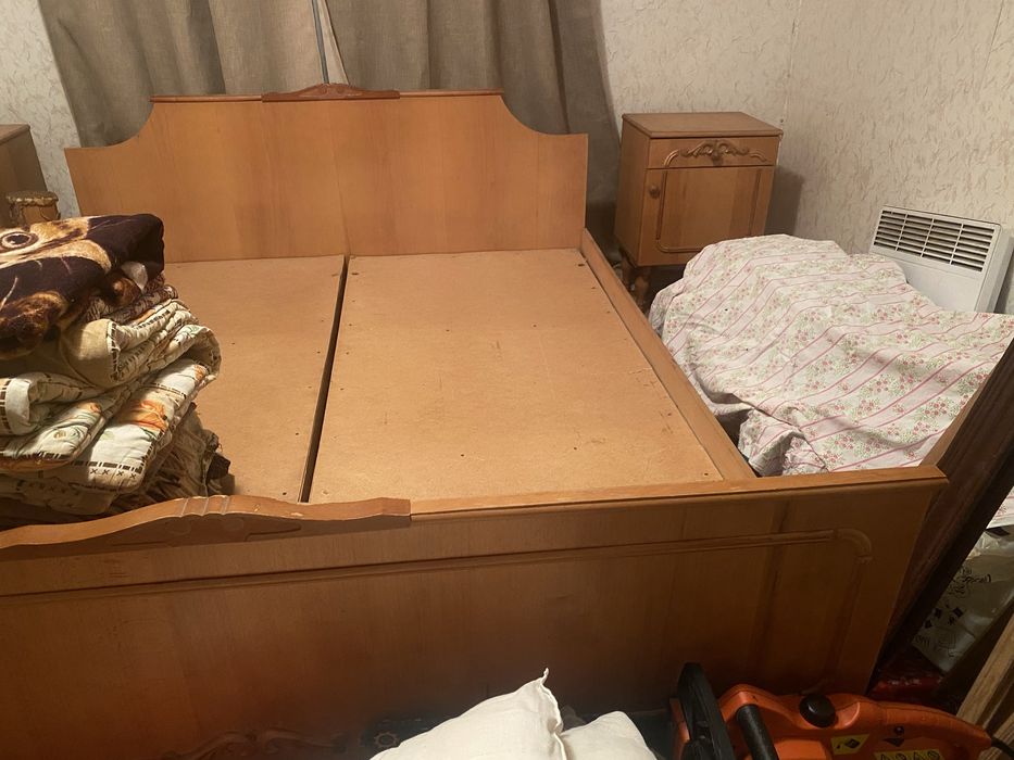 Меблі 90-х. Двоспальне ліжко та дві тумбочки.