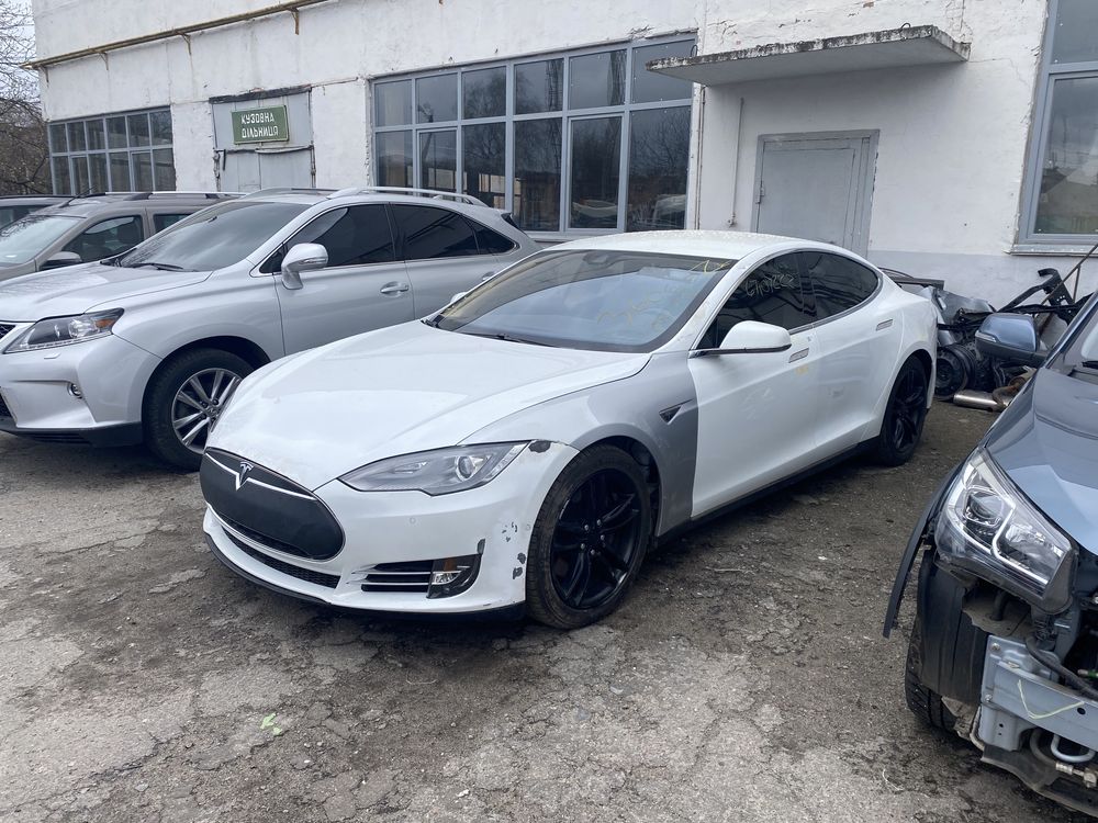 Tesla model s 2016 white color ( intel atom) рассрочка/обмен