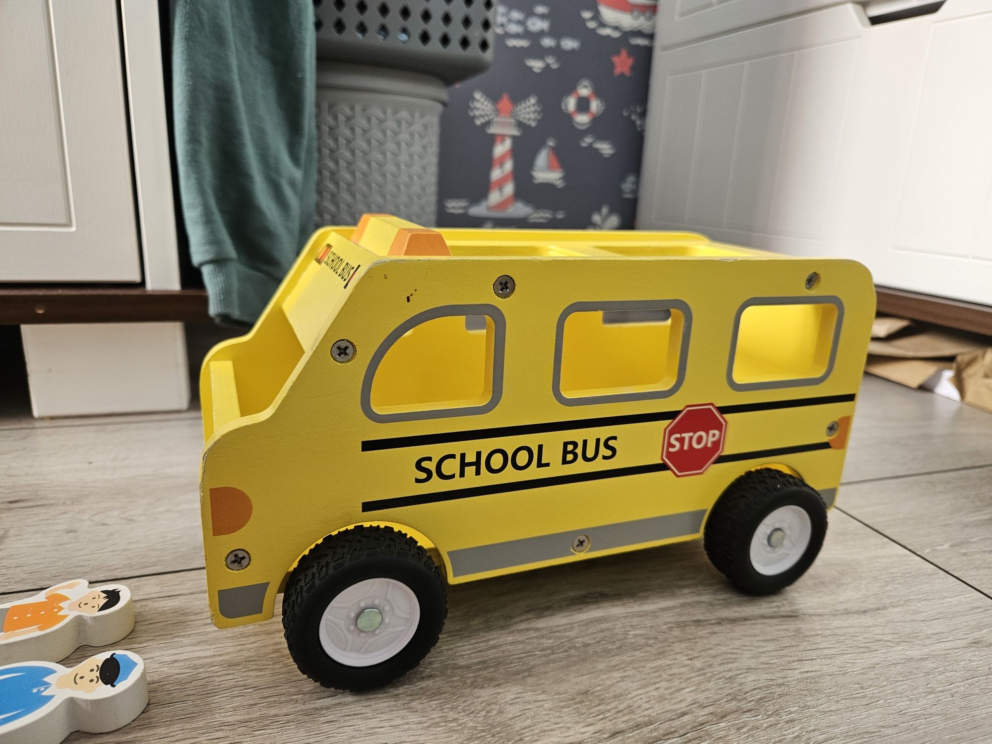 Drewniany autobus szkolny