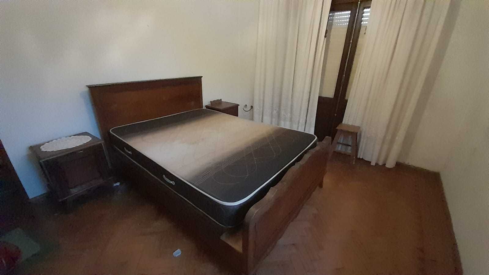 Cama de casal + mesinhas de cabeceira + cómoda + espelho + colchão