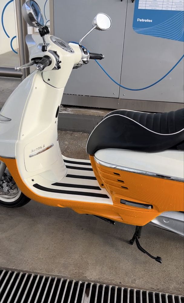 Scooter Peugeot Django