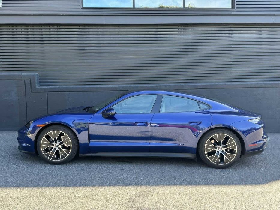 Porsche Taycan      2022