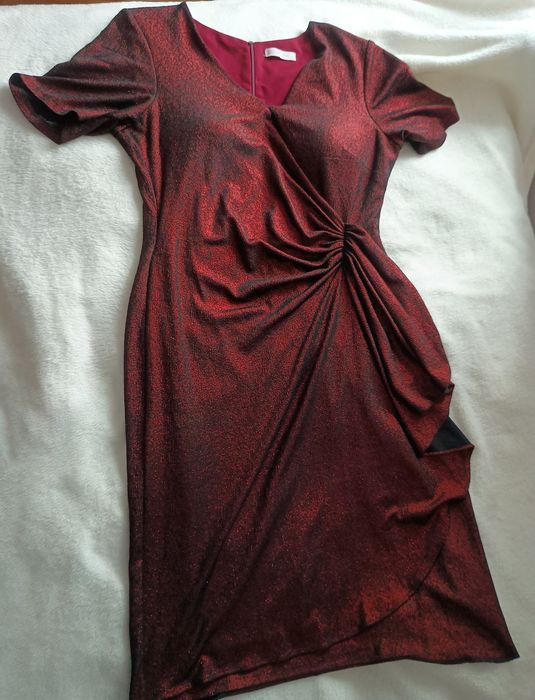 Błyszcząca sukienka do kolan.