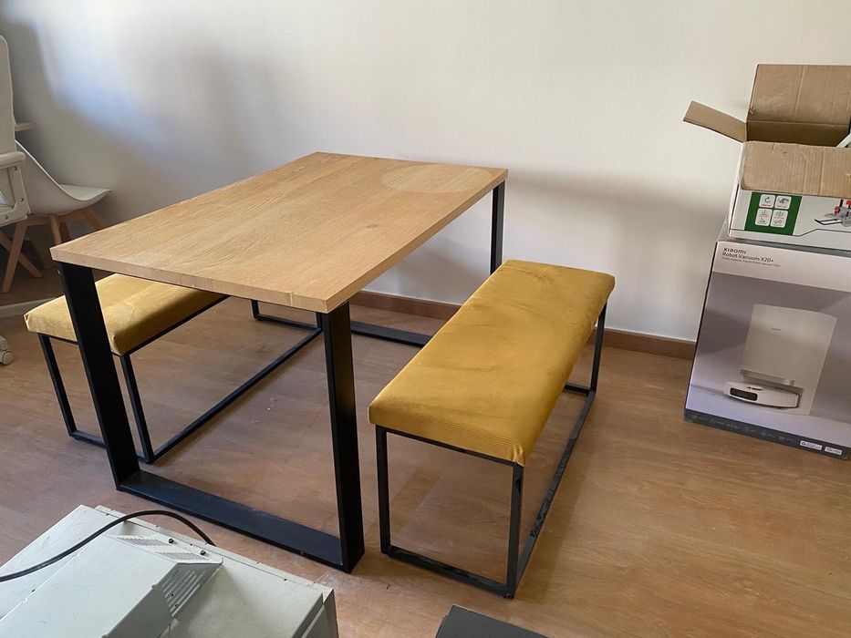 Mesa com 2 bancos