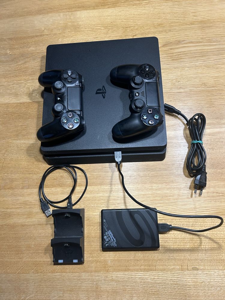PlayStation 4 , dwa pady, podstawka ładująca pady, DYSK 2TB
