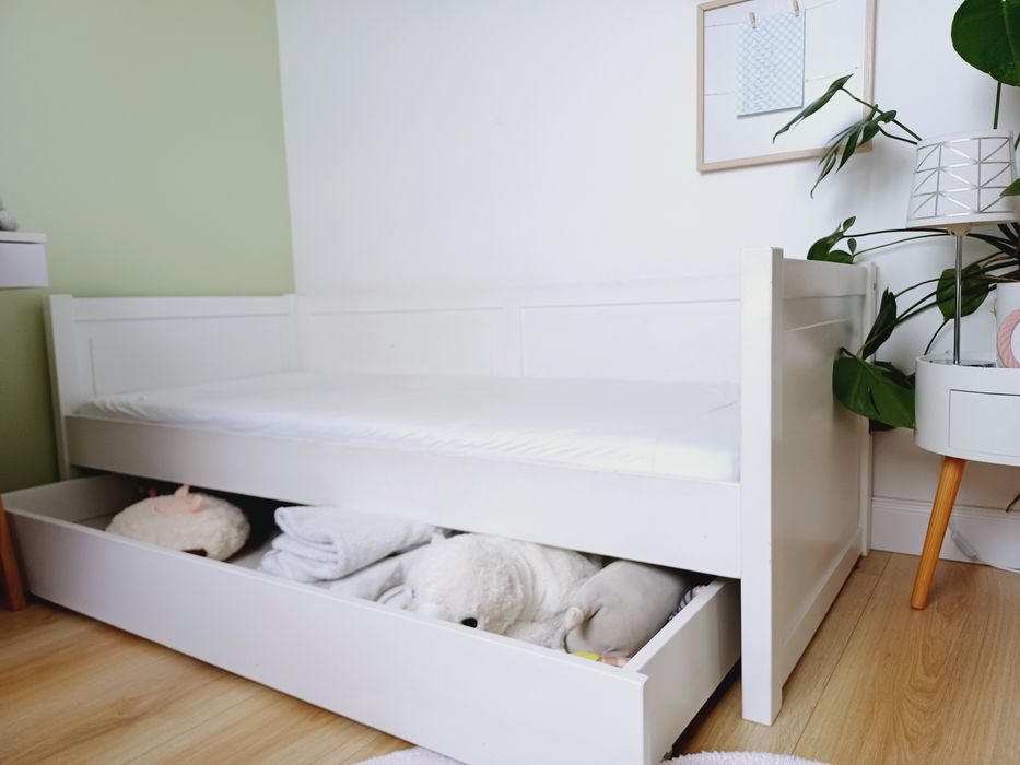 Drewniane, białe łóżko ze stelażem i materacem dla dziecka 180×80