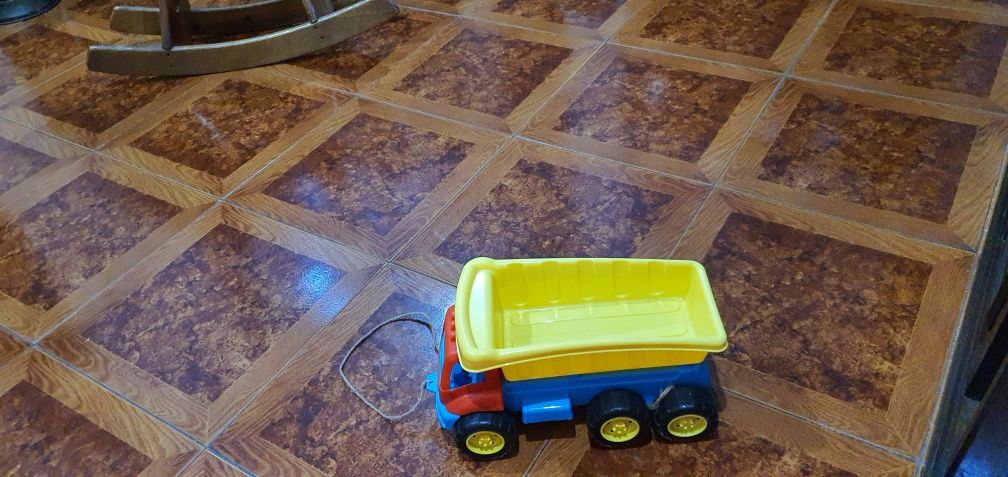 Vendo camioneta de brincar.