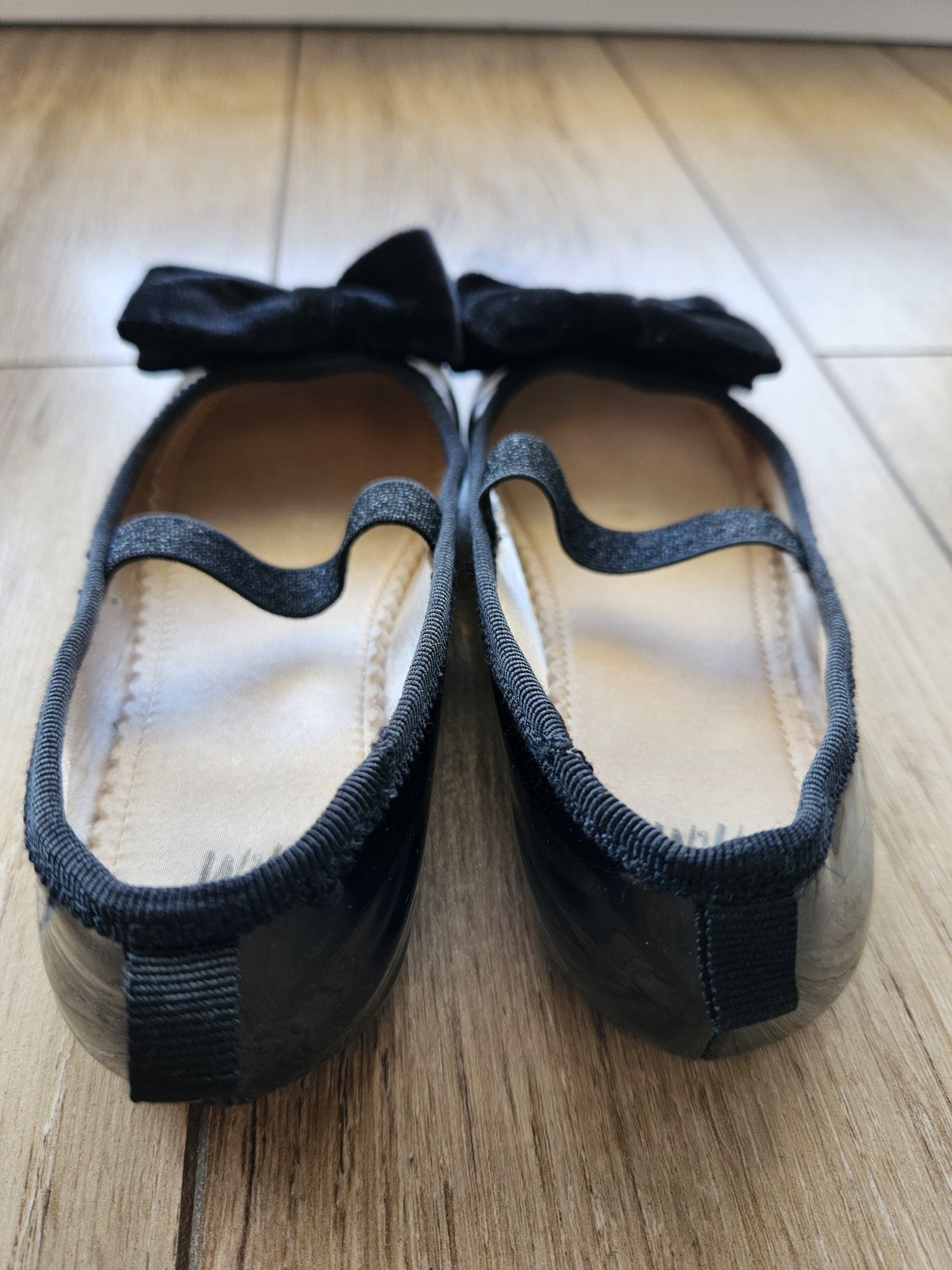 Czarne baleriny lakierki H&M 27